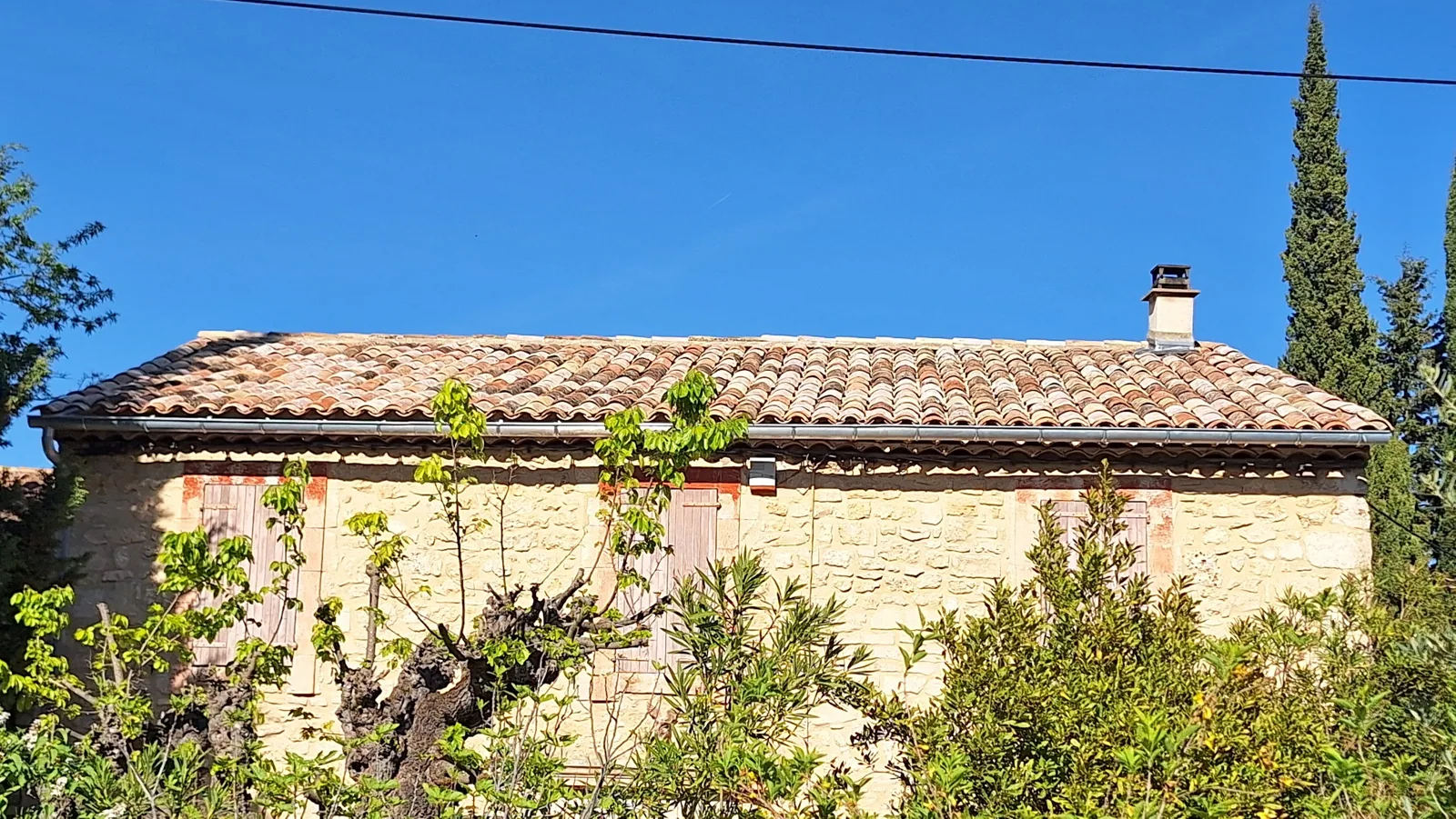 Toiture en tuiles terminée sur une maison en pierre